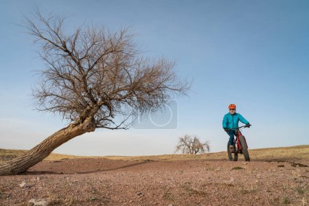 Téléchargez les photos : Cycliste masculin fait du vélo de montagne dans le nord de la prairie du Colorado, au début du printemps dans la région naturelle de Soapstone Prairie près de Fort Collins - en image libre de droit