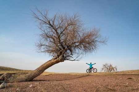 Foto de Ciclista masculino está montando una bicicleta de montaña gorda en el norte de Colorado prairie, paisaje de primavera temprana en Soapstone Prairie Natural Área cerca de Fort Collins - Imagen libre de derechos