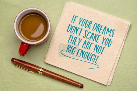 Téléchargez les photos : Si vos rêves ne vous font pas peur, ils ne sont pas assez grands écriture sur une serviette avec une tasse de café, concept de développement personnel - en image libre de droit
