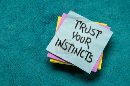 Vertrauen Sie Ihren Instinkten - Ratschläge oder motivierende Erinnerung auf einer klebrigen Note, Vertrauen und persönliches Entwicklungskonzept