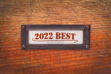 Téléchargez les photos : 2022 meilleur - une étiquette sur l'armoire à dossiers en bois grunge, concept de marketing d'entreprise, meilleurs produits de l'année - en image libre de droit
