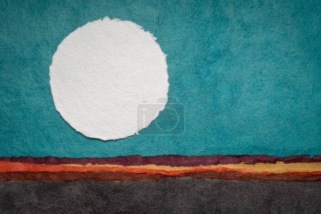 Téléchargez les photos : Lune ou soleil se levant sur un paysage abstrait coloré, papier aquarelle circulaire vierge - en image libre de droit