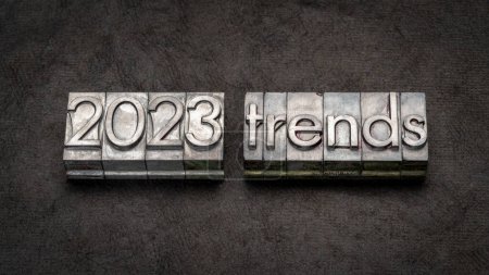 Téléchargez les photos : 2023 trends in grunge metal type against colorful marbled paper, business year prediction concept - en image libre de droit