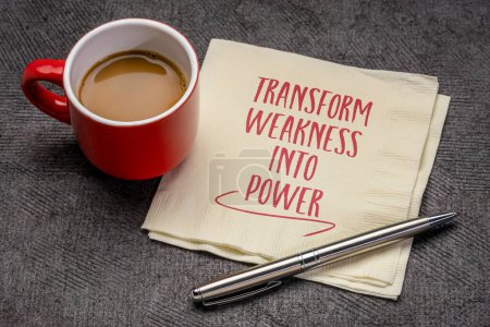 Téléchargez les photos : Transform weakness into power - inspirational advice on a napkin with coffee, success and personal development concept - en image libre de droit