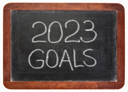 Téléchargez les photos : 2023 goals  - handwriting in a white chalk on a vintage slate blackboard, New Year goals and resolutions concept - en image libre de droit