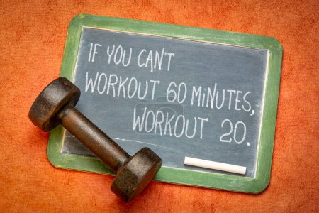 Téléchargez les photos : If you can not workout 60 minutes, workout 20. Inspirational fitness advice on a blackboard with a dumbbell. - en image libre de droit