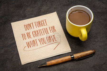 Téléchargez les photos : Do not forget to be grateful for what you have - inspirational advice or reminder on an a napkin with coffee - en image libre de droit
