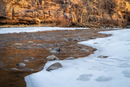 Téléchargez les photos : Cache la Poudre River and sandstone cliff near Fort Collins, Colorado, in winter scenery - en image libre de droit