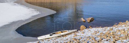 Téléchargez les photos : Expedition canoe in winter on Horsetooth Reservoir at foothills of Rocky Mountains in northern Colorado, banner - en image libre de droit