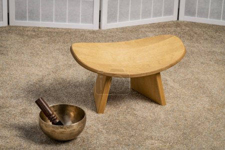 Téléchargez les photos : Tibetan singing bowl and meditation, kneeling bench to sit in a natural, balanced and relaxed posture - en image libre de droit