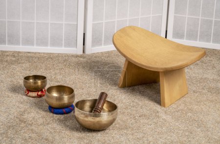 Foto de Tibetan singing bowls and meditation, kneeling bench to sit in a natural, balanced and relaxed posture - Imagen libre de derechos