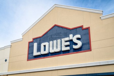 Foto de Fort Collins, CO, USA - January 27, 2023: Entrance sign for Lowe's, an American retail company specializing in home improvement. - Imagen libre de derechos