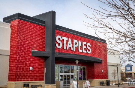 Téléchargez les photos : Fort Collins, CO, USA - January 27, 2023: Entrance sign fo Staples, an American retail company offering products and services designed to support working and learning. - en image libre de droit
