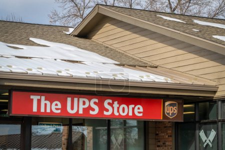Foto de Fort Collins, CO, USA - January 27, 2023: Entrance sign for The UPS Store, a subsidiary of United Parcel Service which provides, shipping, shredding, printing, fax, passport photos, personal and business mailboxes, and notary services. - Imagen libre de derechos