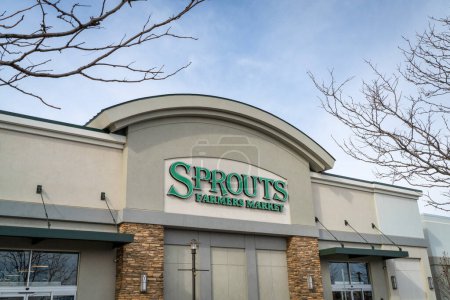 Téléchargez les photos : Fort Collins, CO, USA - January 27, 2023: Entrance sign for Sprouts Farmers Market, supermarket chain offering a wide selection of natural and organic foods. - en image libre de droit
