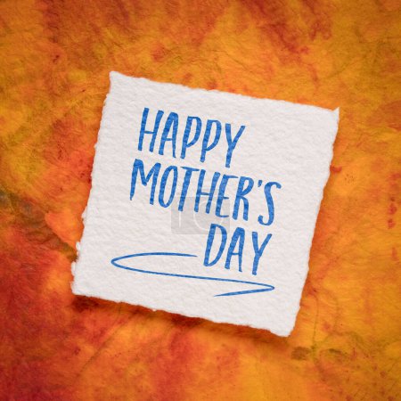 Téléchargez les photos : Joyeuse fête des mères - écriture manuscrite sur un papier d'art, carte de vœux - en image libre de droit
