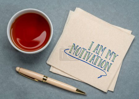 Téléchargez les photos : I am my motivation - inspirational handwriting on a napkin, positive affirmation and personal development concept - en image libre de droit