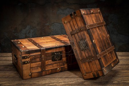 Téléchargez les photos : Two retro decorative cases or storage boxes on a wooden rustic table - en image libre de droit