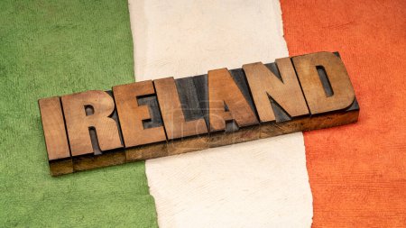 Téléchargez les photos : Ireland word in vintage letterpress wood type against paper abstract in color of Irish national flag, green, white and orange - en image libre de droit