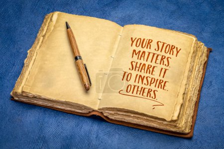 Foto de Tu historia importa. Compártelo para inspirar a otros. Escritura inspiradora en un diario retro. - Imagen libre de derechos