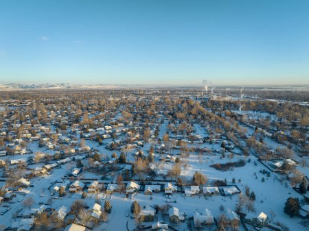 Téléchargez les photos : Lever de soleil froid d'hiver sur le quartier résidentiel de Fort Collins et des montagnes Rocheuses dans le nord du Colorado avec de la neige fraîche, vue aérienne - en image libre de droit