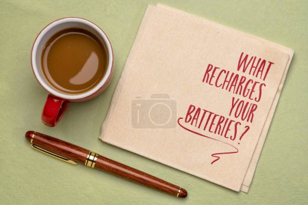 Téléchargez les photos : What recharges your batteries? Inspirational self care question on a napkin. - en image libre de droit