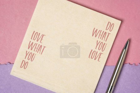 Foto de Hacer lo que amas, amar lo que haces, consejo motivacional o recordatorio - escribir en servilleta - Imagen libre de derechos