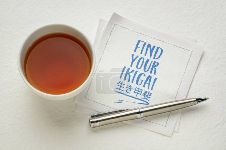 Finden Sie Ihren Ikigai - inspirierende Handschrift auf einer Serviette mit Tee, japanisches Konzept eines Lebenszwecks