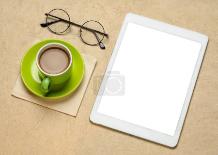 Téléchargez les photos : Maquette de tablette numérique avec écran isolé vierge (chemin de coupe inclus) avec une tasse de café et des lunettes - en image libre de droit