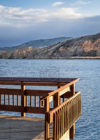 Téléchargez les photos : Jetée de pêche sur un lac aux contreforts du Colorado Watson Lake State Wilderness Area dans des conditions hivernales venteuses - en image libre de droit
