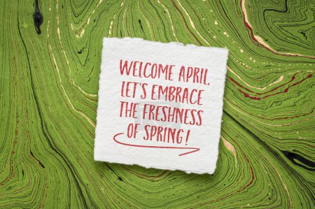 Foto de Bienvenida April. Abracemos la frescura de la primavera - la escritura a mano sobre el papel artístico, los saludos alegres. - Imagen libre de derechos