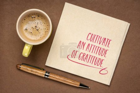 Téléchargez les photos : Cultiver une attitude de gratitude - écriture inspirante sur une serviette avec une tasse de café, état d'esprit positif et concept de développement personnel - en image libre de droit