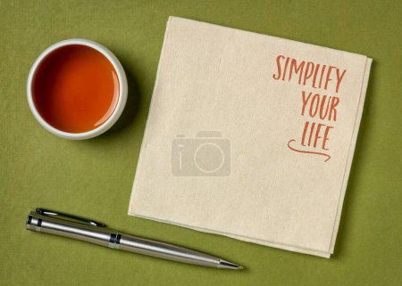 Foto de Simplificar su vida - nota inspiradora en una servilleta, desarrollo personal y el concepto de minimalismo - Imagen libre de derechos