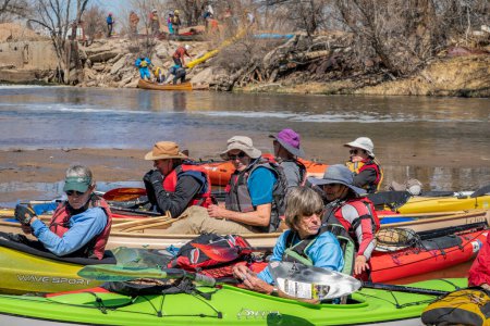 Téléchargez les photos : Evans, CO, États-Unis - 1er avril 2023 : Un groupe de kayakistes se repose sur un banc de sable après le portage du barrage lors d'un voyage de pagaie printanier sur la rivière South Platte. - en image libre de droit