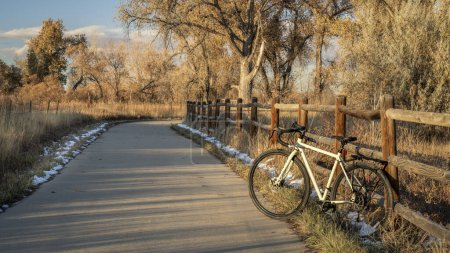 Téléchargez les photos : Vélo de randonnée sur une piste cyclable à la fin de l'automne paysage - Poudre River Trail dans le nord du Colorado - en image libre de droit