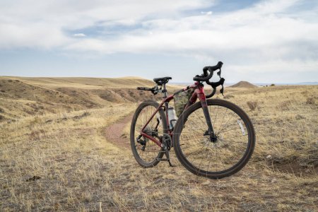 Foto de Bicicleta de grava en un sendero de una sola pista en las estribaciones de Colorado - Área Natural de Soapstone Prairie en paisajes de principios de primavera - Imagen libre de derechos