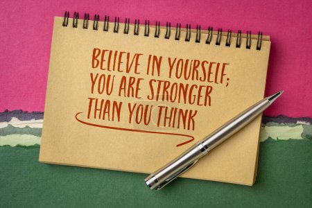 Uwierz w siebie, jesteś silniejszy niż myślisz. Inspirująca nuta w spiralnym notatniku, koncepcja rozwoju osobistego.