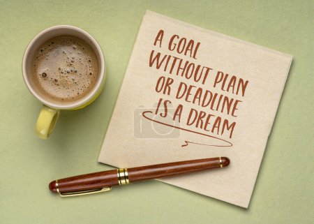 Foto de Una meta sin plan o fecha límite es un sueño. Nota o recordatorio inspirador en una servilleta con café. - Imagen libre de derechos
