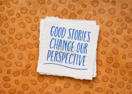 Foto de Las buenas historias cambian nuestra perspectiva. Recordatorio inspirador, narración y concepto de comunicación. - Imagen libre de derechos