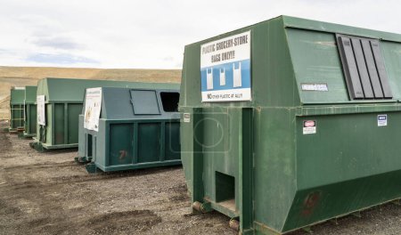 Foto de Fort Collins, CO, EE.UU. - 13 de abril de 2023: Centro de reciclaje - una fila de contenedores de acero verde con señales de instrucciones en el vertedero del Condado de Larimer. - Imagen libre de derechos
