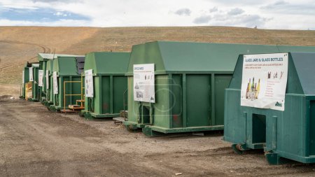Téléchargez les photos : Fort Collins, CO, États-Unis - 13 avril 2023 : Centre de recyclage - une rangée de conteneurs en acier vert avec panneaux d'instructions à la décharge du comté de Larimer. - en image libre de droit