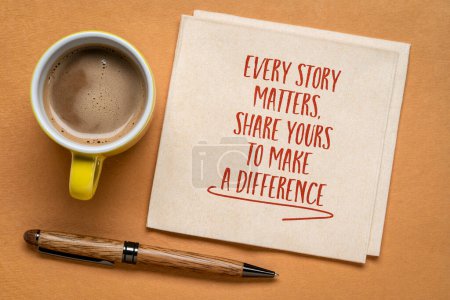 Foto de Cada historia importa, comparte la tuya para marcar la diferencia. Nota inspiradora sobre un concepto de servilleta, narración y comunicación. - Imagen libre de derechos