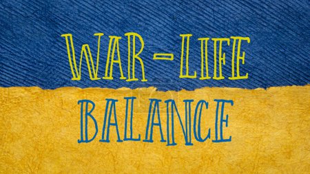 Téléchargez les photos : Guerre-vie équilibre mots contre papier abstrait en bleu et jaune couleurs du drapeau ukrainien - en image libre de droit