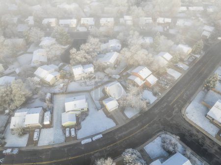 Téléchargez les photos : Brouillard tôt le matin de printemps sur le quartier résidentiel de Fort Collins, Colorado, vue aérienne avec une neige fraîche - en image libre de droit
