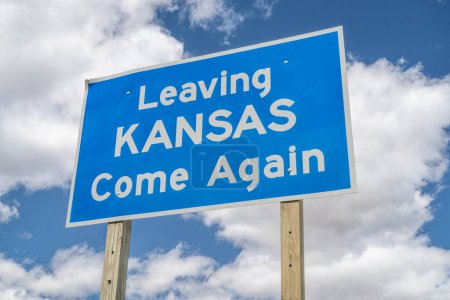 Téléchargez les photos : Quitter le Kansas, revenir - panneau routier à l'autoroute contre ciel nuageux - en image libre de droit