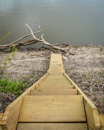 Foto de Empinada escalera de madera que conduce al agua en una orilla del río Missouri en Lupus, MO - Imagen libre de derechos