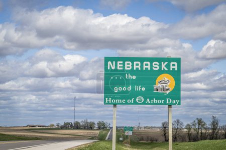Nebraska, das gute Leben, Heimat des Arbor Day - Willkommensschild am Straßenrand an der Grenze zu Kansas, Frühlingslandschaft