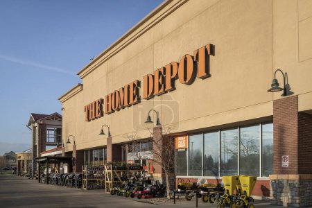Téléchargez les photos : Fort Collins, CO, États-Unis - 26 avril 2023 : Panneau d'entrée pour The Home Depot, le plus grand détaillant d'améliorations résidentielles aux États-Unis. - en image libre de droit