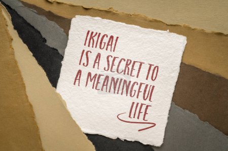 Foto de Ikigai es un secreto para la vida significativa, la nota inspiradora en el papel de arte, el estilo de vida japonés y el concepto de carrera - Imagen libre de derechos