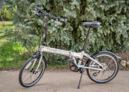 Photo for Fort Collins, CO, USA - May 4, 2023: A popular, lightweight, folding bike, Dahon Mariner D8, in a driveway ready for city commuting. - Royalty Free Image